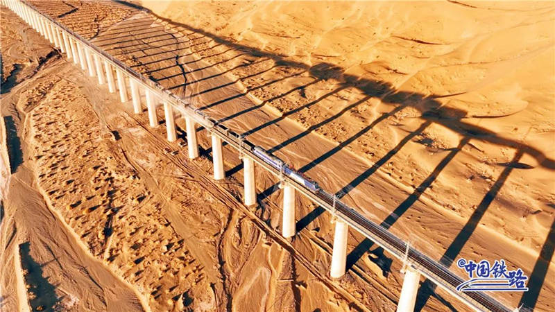 Galeria: ferrovia Dunhuang atravessa zona despovoada