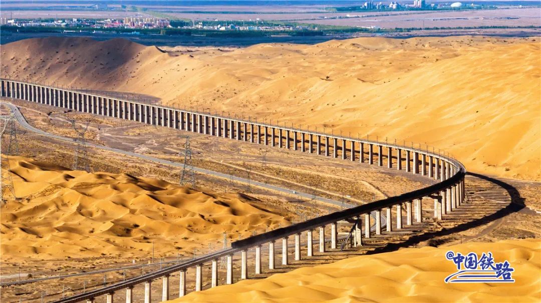 Galeria: ferrovia Dunhuang atravessa zona despovoada