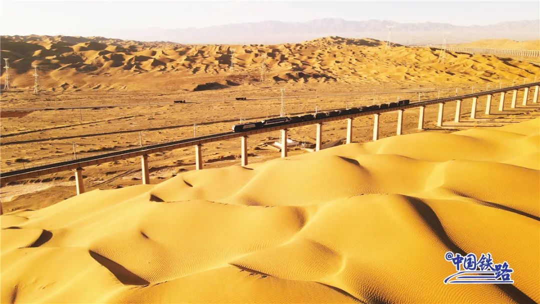 Galeria: ferrovia Dunhuang atravessa zona despovoada