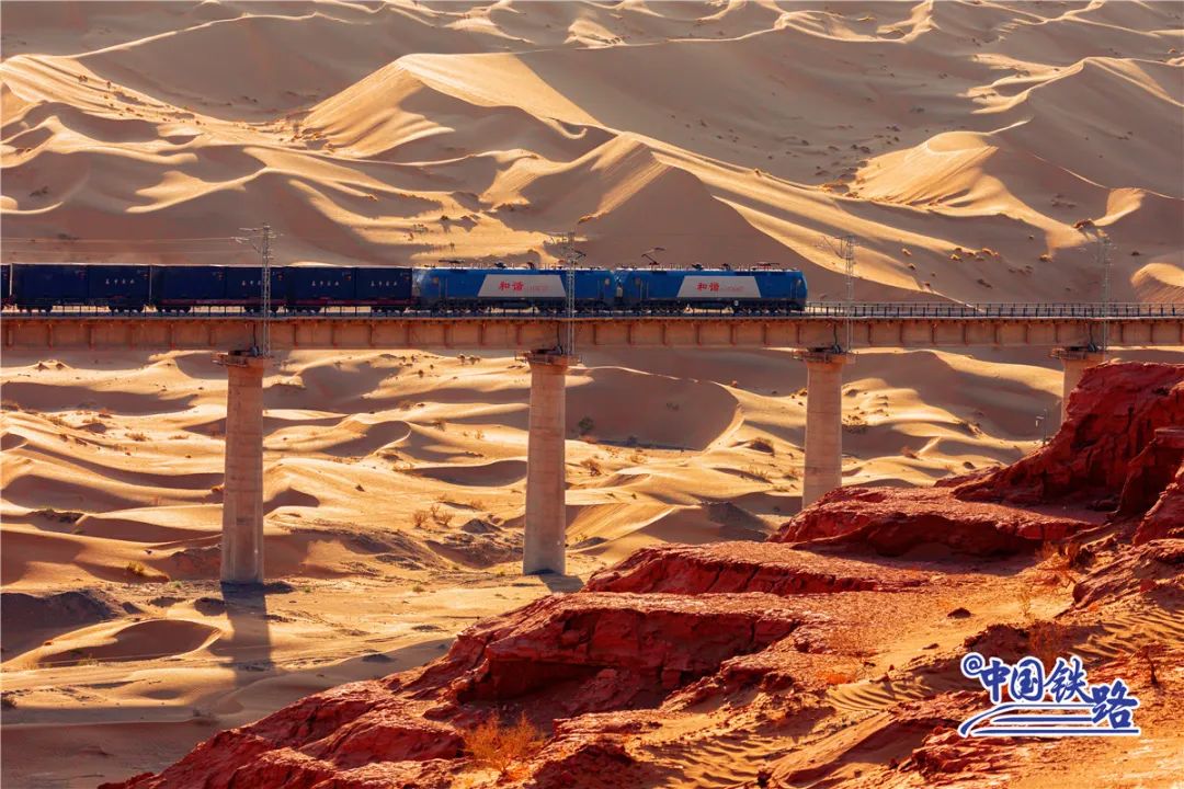 Galeria: ferrovia Dunhuang atravessa zona despovoada