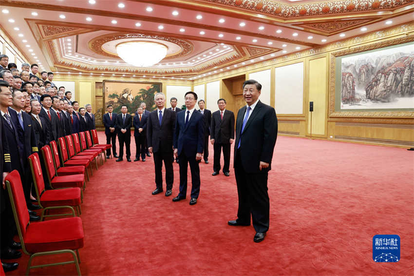 Xi Jinping se reúne com equipe do projeto C919 e pede mais avan?os na fabrica??o de equipamentos de ponta