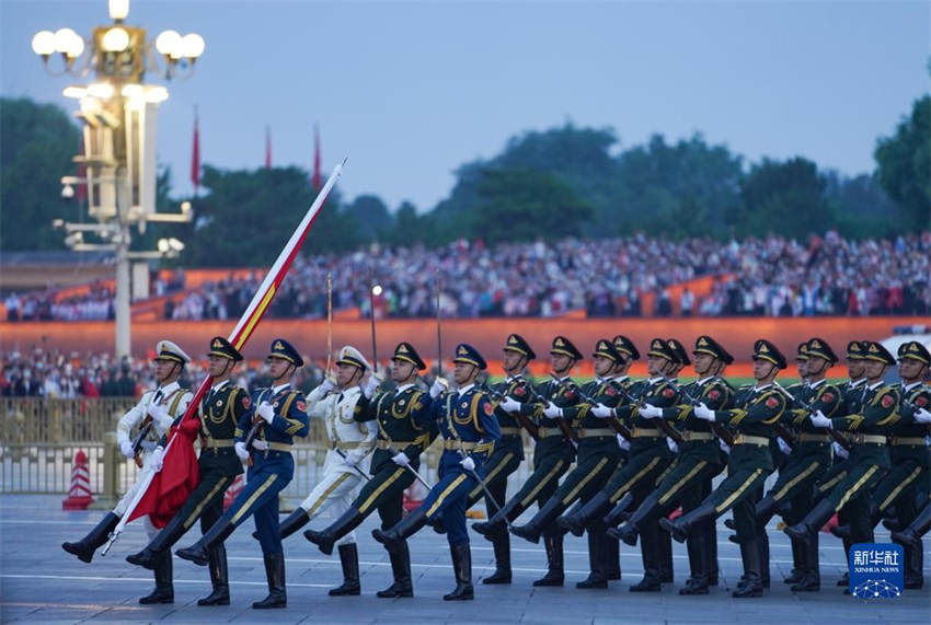 Cerim?nia de hasteamento da bandeira na Pra?a Tiananmen no Dia Nacional