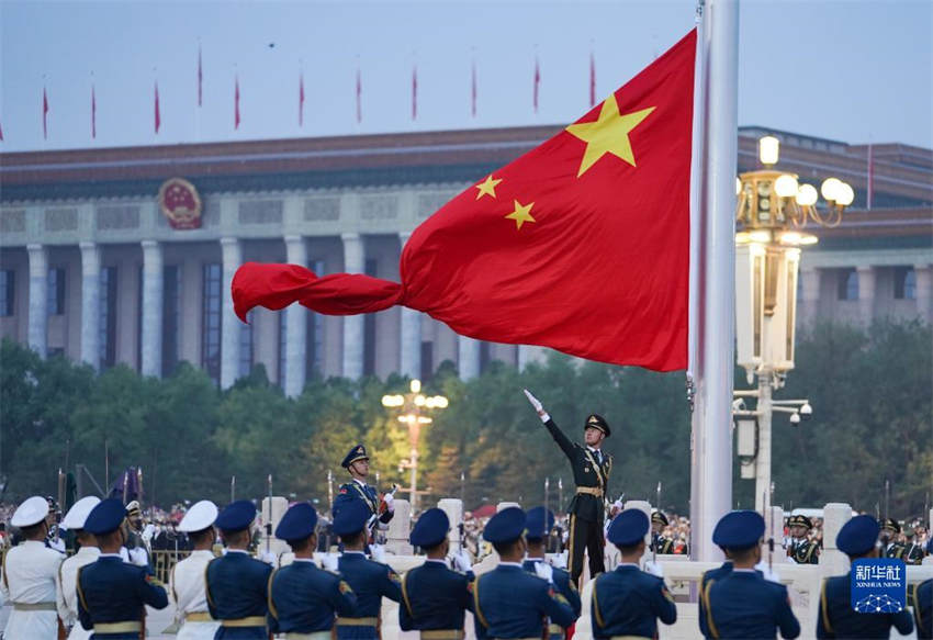 Cerim?nia de hasteamento da bandeira na Pra?a Tiananmen no Dia Nacional