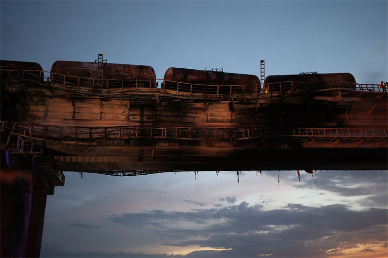 Ponte na Crimeia pega fogo após explos?o