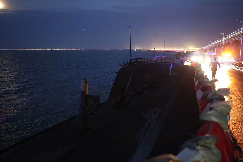 Ponte na Crimeia pega fogo após explos?o