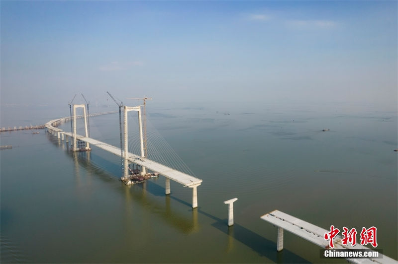 Instala??o de viga de caixa na ponte Shenzhen-Zhongshan é concluída