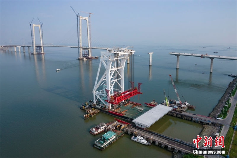 Instala??o de viga de caixa na ponte Shenzhen-Zhongshan é concluída