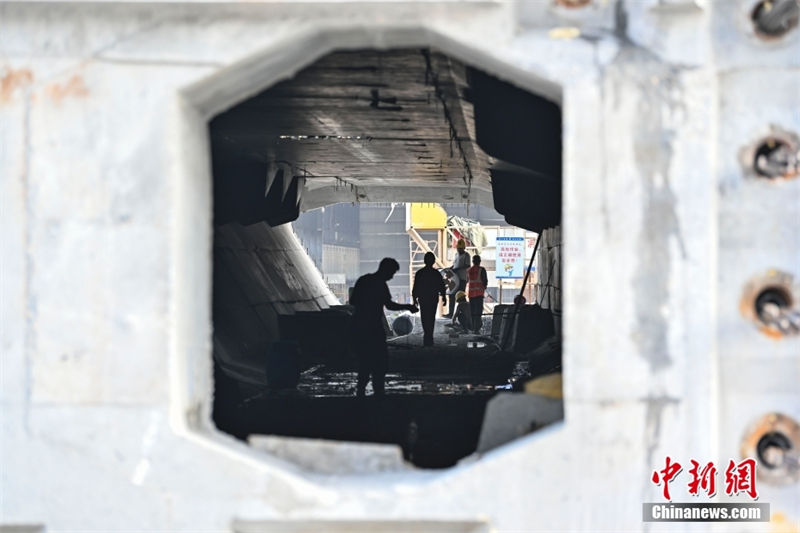 Instala??o de viga de caixa na ponte Shenzhen-Zhongshan é concluída