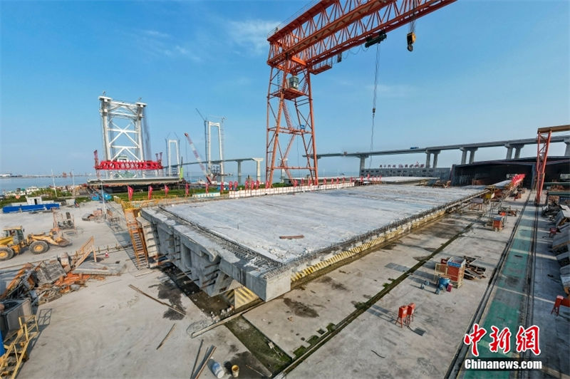 Instala??o de viga de caixa na ponte Shenzhen-Zhongshan é concluída