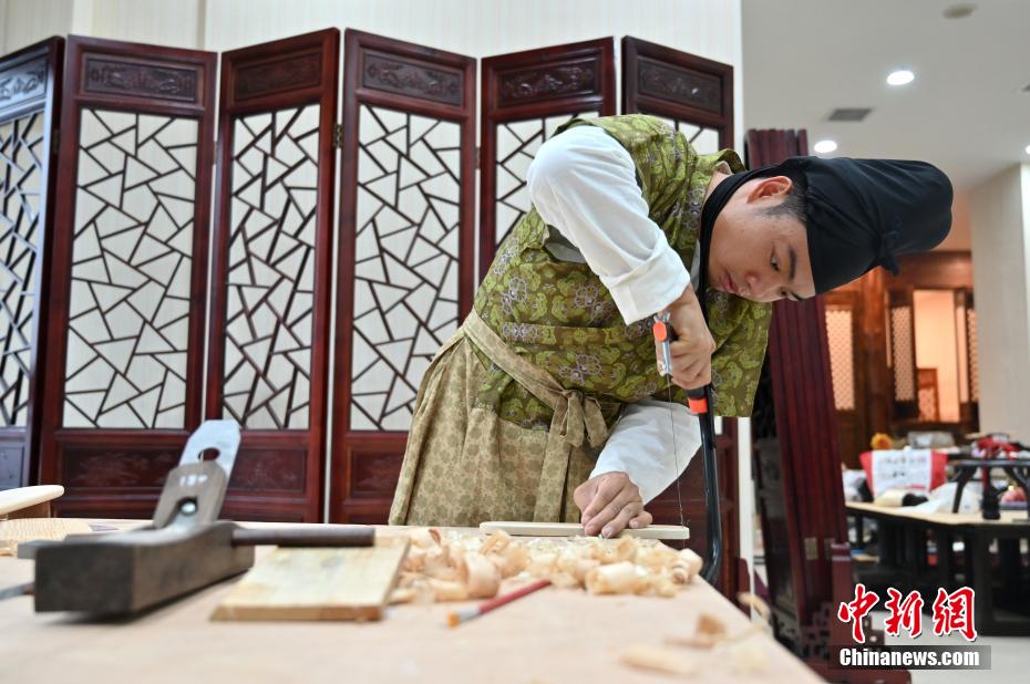 Guangxi: equipe de restaura??o de “Hanfu” de gera??o pós-90 mostra trajes tradicionais chineses