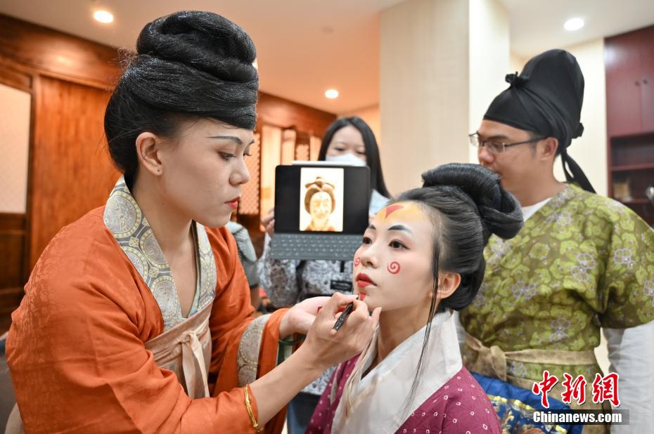 Guangxi: equipe de restaura??o de “Hanfu” de gera??o pós-90 mostra trajes tradicionais chineses