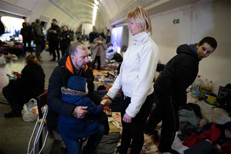 Ucrania: pessoas se refugiam nas esta??es de metr? em Kiev