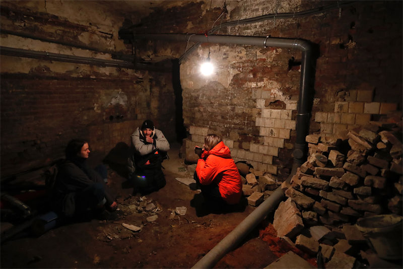 Ucrania: pessoas se refugiam nas esta??es de metr? em Kiev