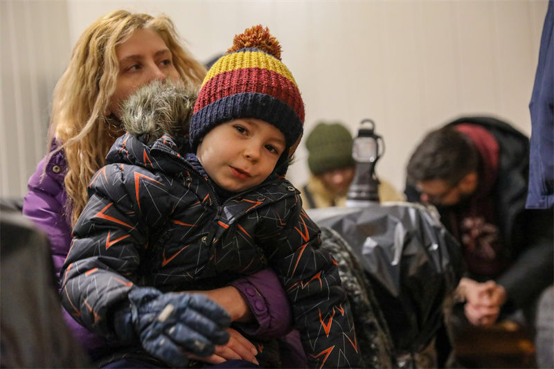 Ucrania: pessoas se refugiam nas esta??es de metr? em Kiev