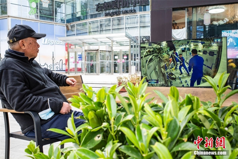 Astronautas chineses d?o palestra no módulo de laboratório da esta??o espacial