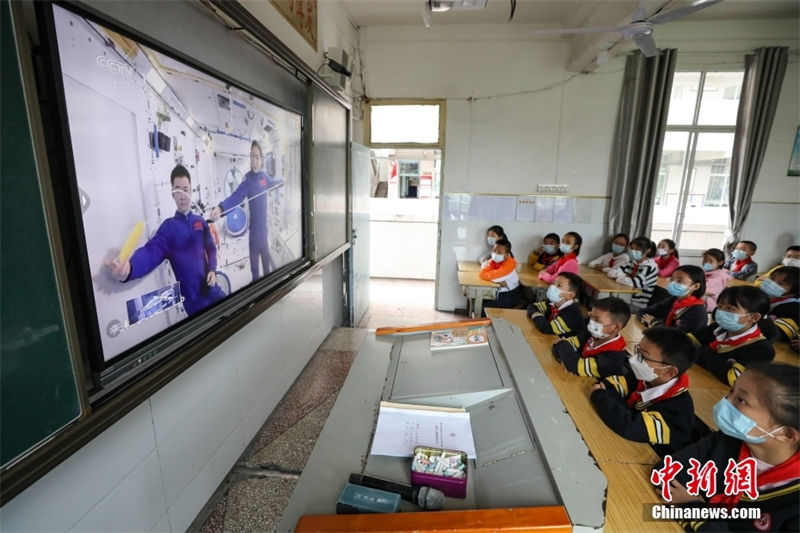 Astronautas chineses d?o palestra no módulo de laboratório da esta??o espacial