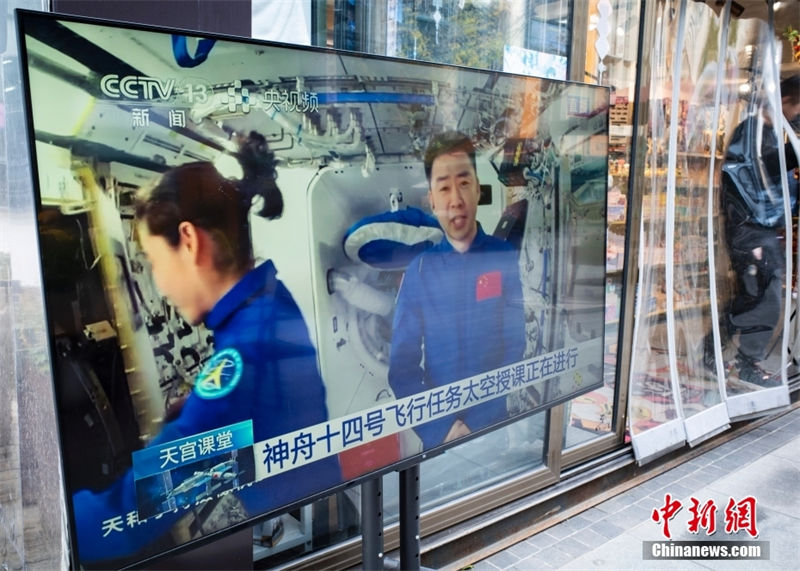 Astronautas chineses d?o palestra no módulo de laboratório da esta??o espacial