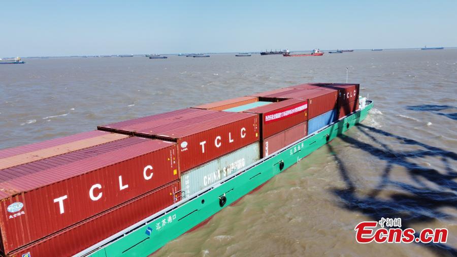 China: primeiro navio porta-contêineres elétrico 120 TEU realiza viagem inaugural