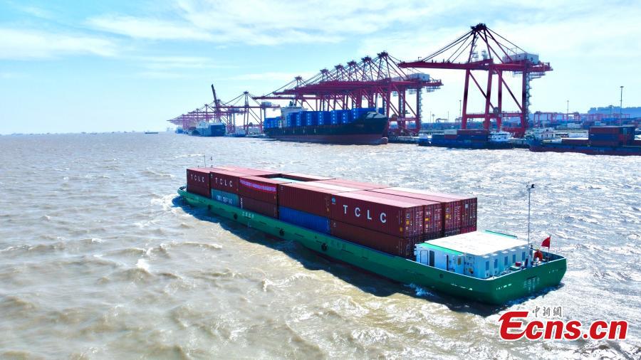 China: primeiro navio porta-contêineres elétrico 120 TEU realiza viagem inaugural