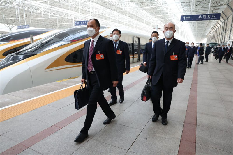 Delegados ao Congresso Nacional do PCCh chegam a Beijing