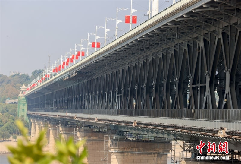Wuhan: ponte sobre rio Yangtze registra seu 65o aniversário