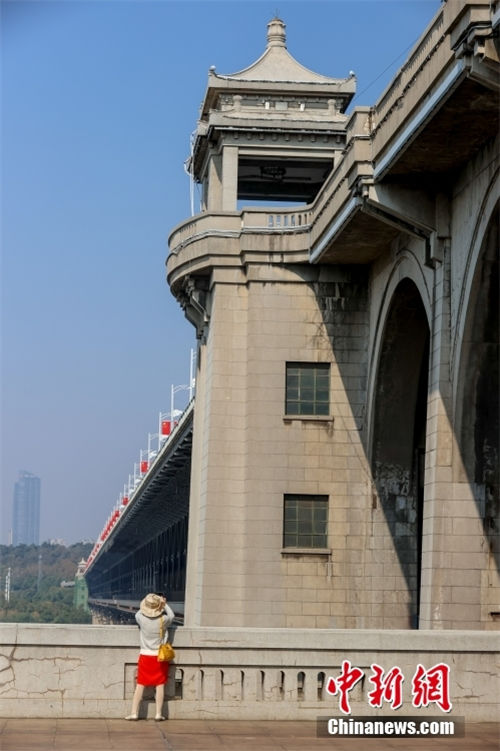 Wuhan: ponte sobre rio Yangtze registra seu 65o aniversário