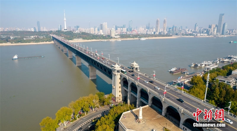 Wuhan: ponte sobre rio Yangtze registra seu 65o aniversário