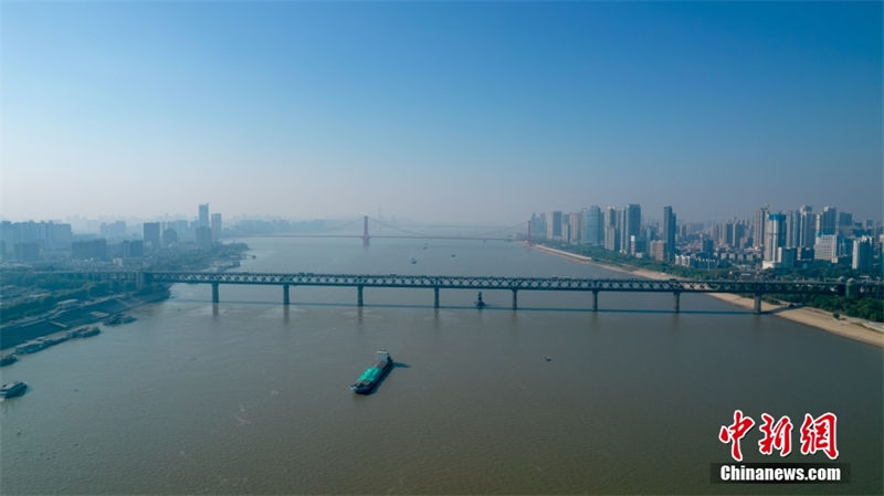 Wuhan: ponte sobre rio Yangtze registra seu 65o aniversário