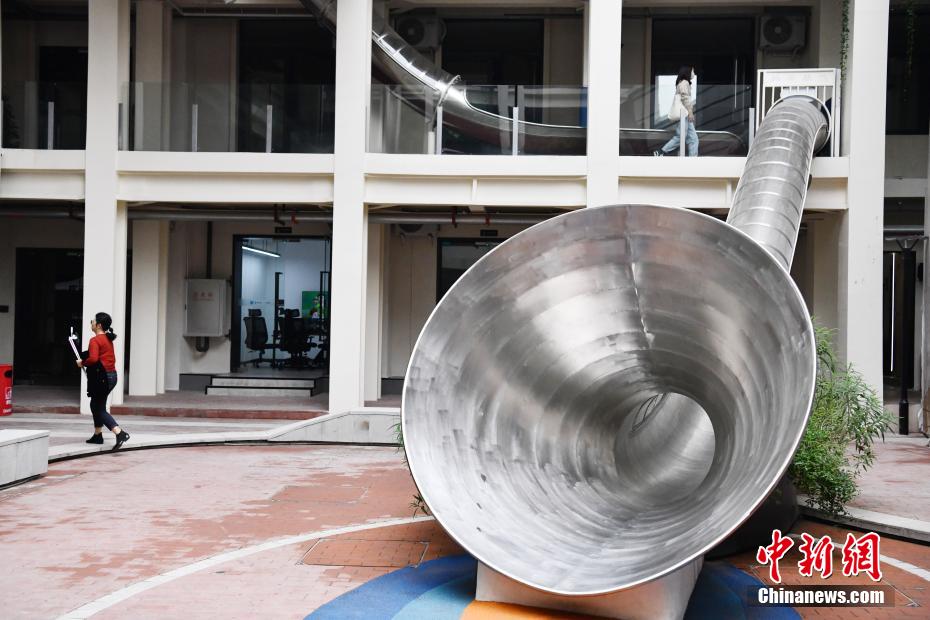 Chengdu: prédio empresarial com escorrega torna-se viral na internet