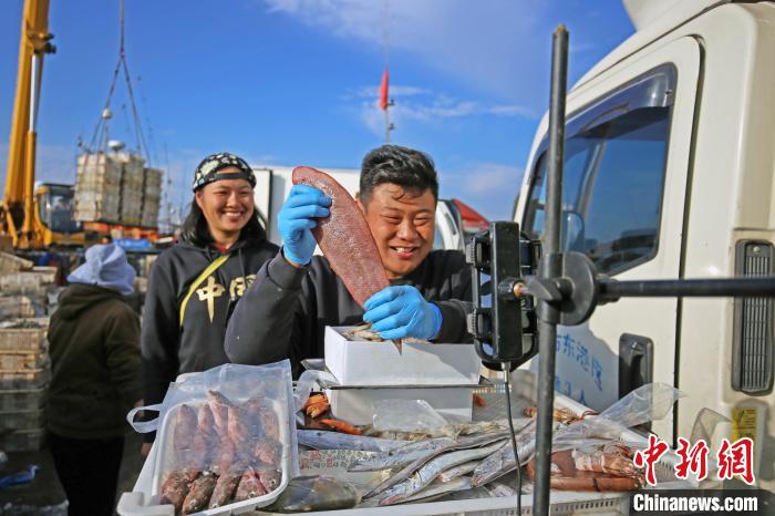 Shandong: pescadores vendem mariscos por transmiss?o ao vivo