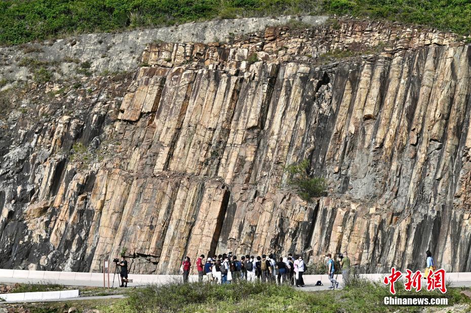 Hong Kong: grupo de colunas de riólito do período Cretáceo entra nos primeiros 100 sítios de patrim?nio geológico da IUGS

