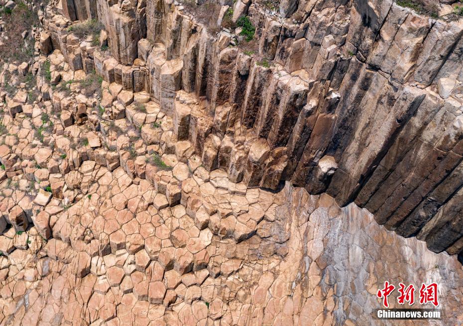 Hong Kong: grupo de colunas de riólito do período Cretáceo entra nos primeiros 100 sítios de patrim?nio geológico da IUGS

