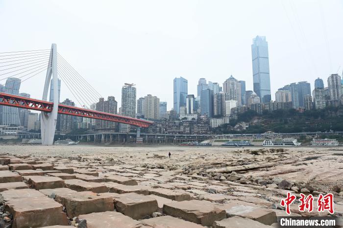 Chongqing: rio Jialing entra na esta??o seca