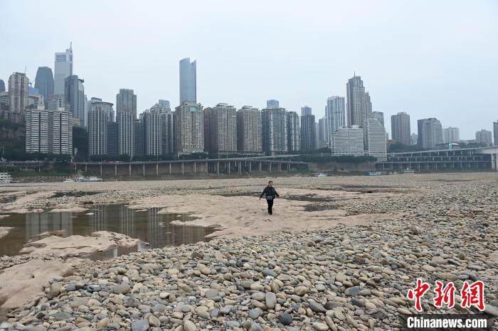 Chongqing: rio Jialing entra na esta??o seca