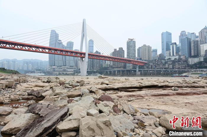 Chongqing: rio Jialing entra na esta??o seca