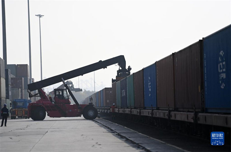 Porto de Tianjin: volume do transporte intermodal marítimo-ferroviário excede 1 milh?o de TEUs