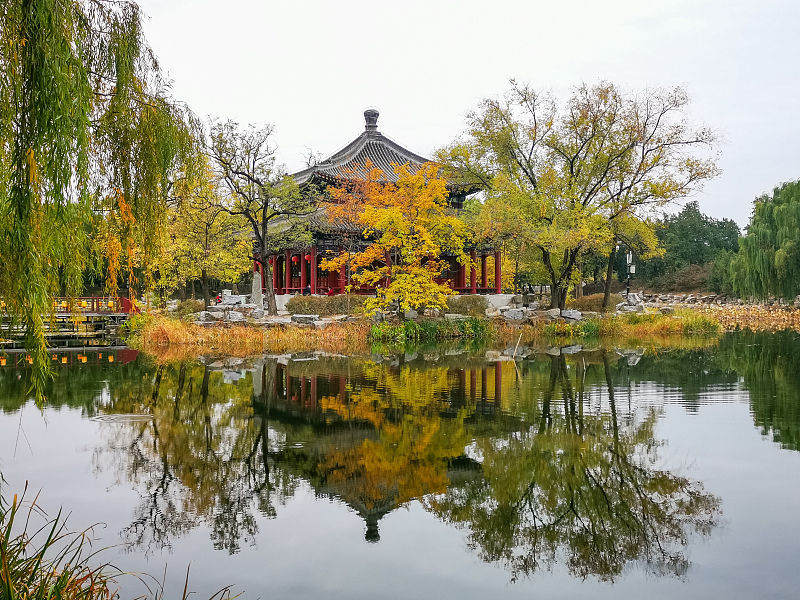 Beijing: cenário de outono do Antigo Palácio de Ver?o atrai turistas
