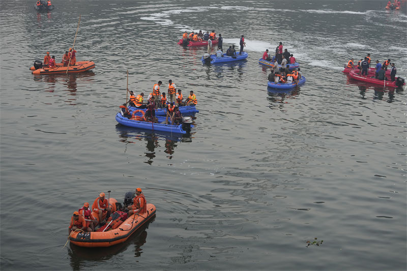 índia: desmoronamento de ponte deixa ao menos 91 mortos 