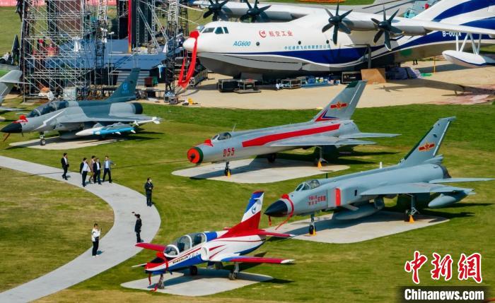15 tipos de avi?es s?o instalados na Universidade de Aeronáutica e Astronáutica de Nanjing