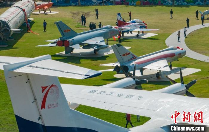 15 tipos de avi?es s?o instalados na Universidade de Aeronáutica e Astronáutica de Nanjing