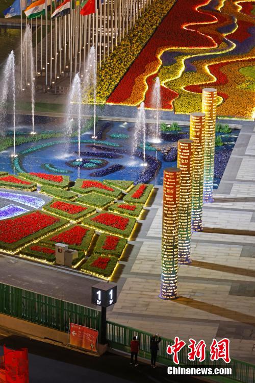 Galeria: vis?o noturna do Centro Nacional de Exposi??es e Conven??es causa deslumbre em Shanghai