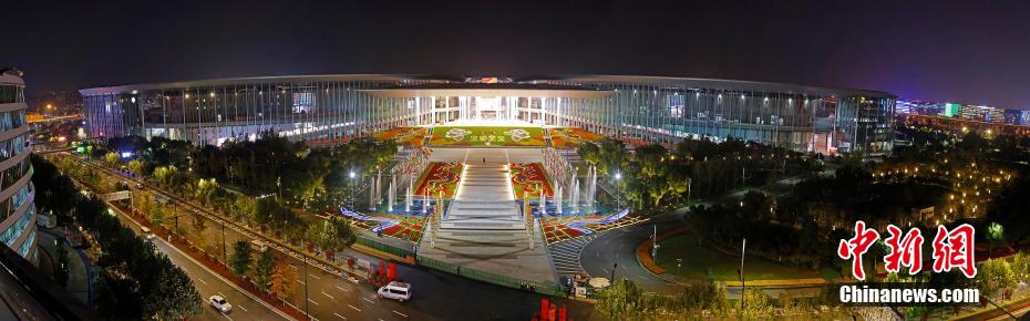 Galeria: vis?o noturna do Centro Nacional de Exposi??es e Conven??es causa deslumbre em Shanghai