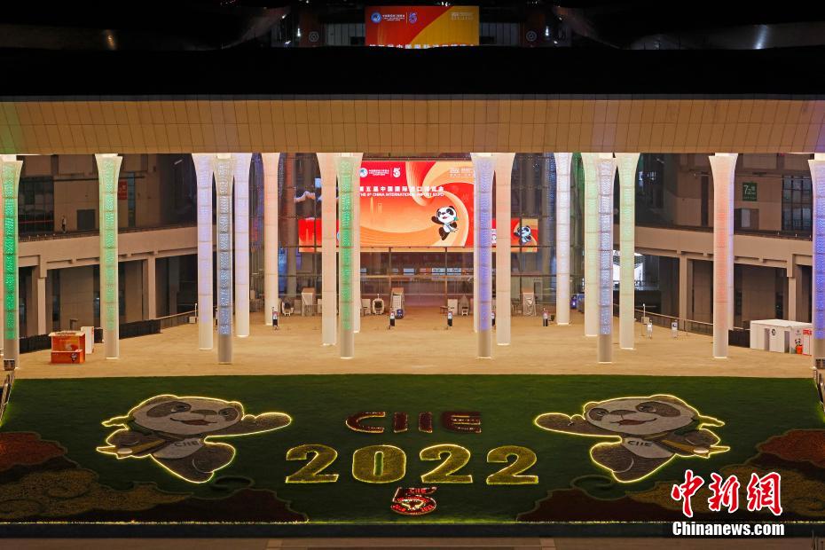 Galeria: vis?o noturna do Centro Nacional de Exposi??es e Conven??es causa deslumbre em Shanghai