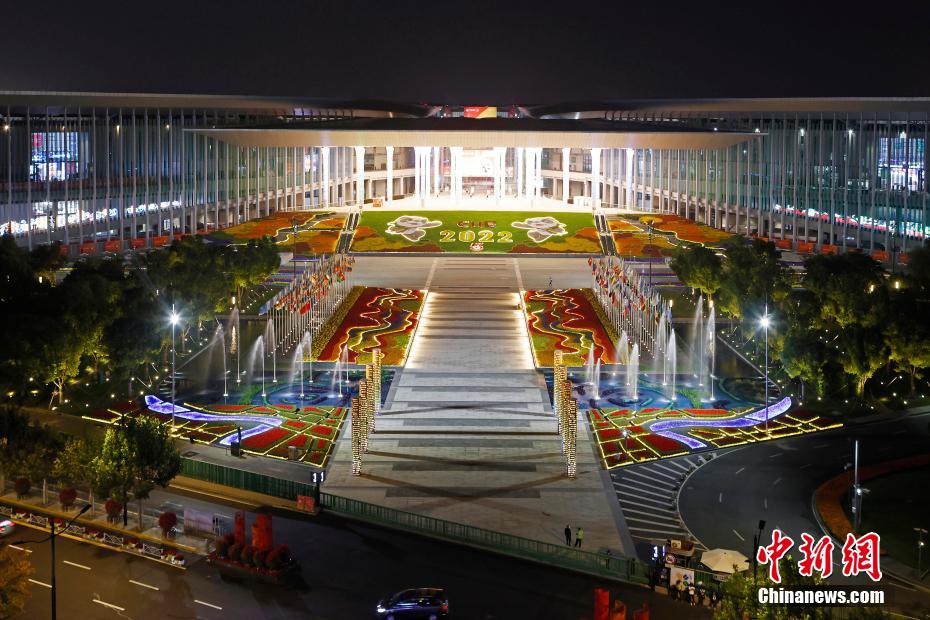 Galeria: vis?o noturna do Centro Nacional de Exposi??es e Conven??es causa deslumbre em Shanghai