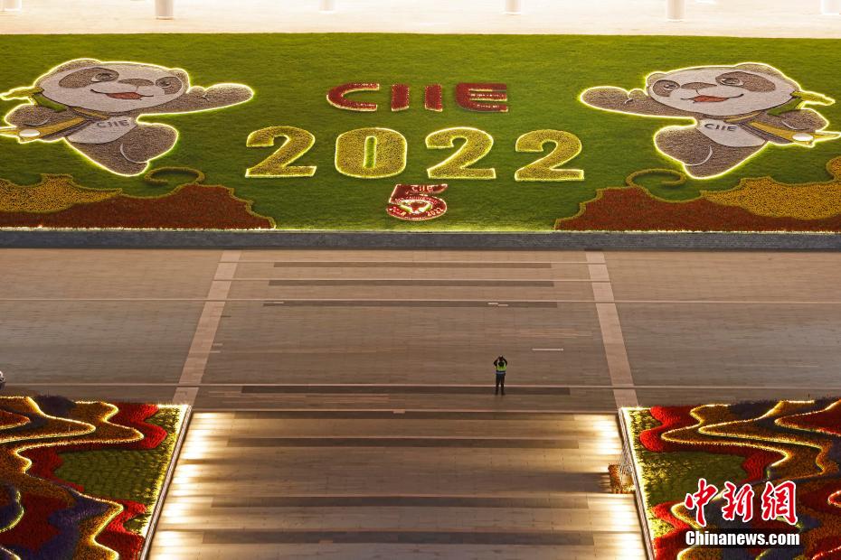 Galeria: vis?o noturna do Centro Nacional de Exposi??es e Conven??es causa deslumbre em Shanghai