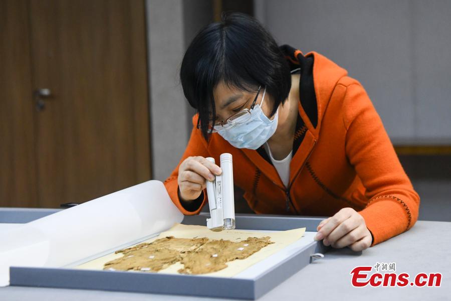 China: frases de bên??o s?o descobertas em fragmento de seda da dinastia Han em Hunan