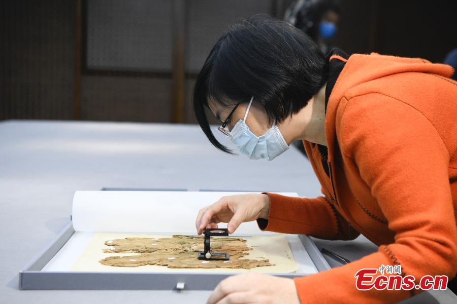 China: frases de bên??o s?o descobertas em fragmento de seda da dinastia Han em Hunan