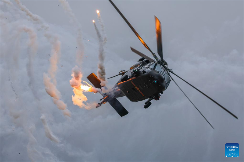 Mais de 740 empresas participaram na 14a Exposi??o Internacional de Avia??o da China