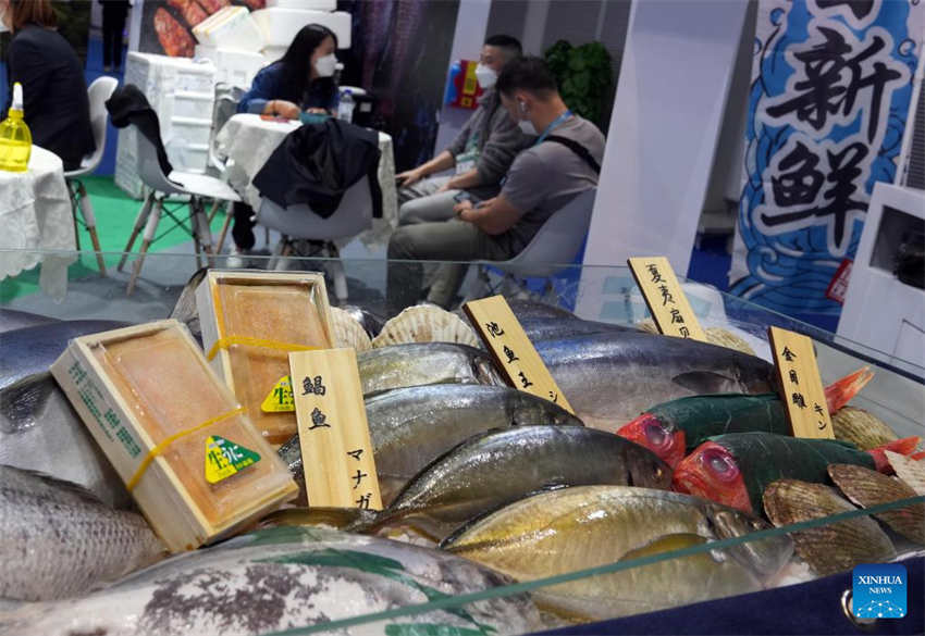 Alimentos do mundo inteiro s?o exibidos durante a 5a CIIE