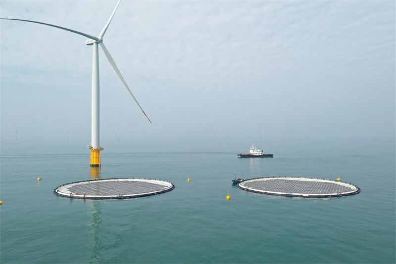 Primeiro projeto eólico-solar híbrido flutuante do mundo entrou em opera??o no leste da China
